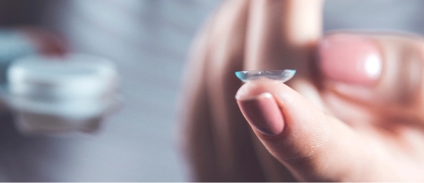 soft-contact-lens-on-fingertip-closeup